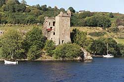 El castillo Urquarht, en la orilla del lago. 