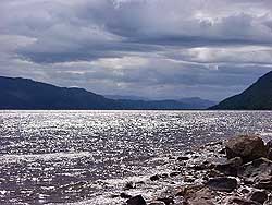 El lago Ness visto desde la orilla.