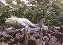 Otra especie de iguana presente en Galápagos es la terrestre. Esta es precisamente un monumento a la iguana en la capital, Puerto Ayora.